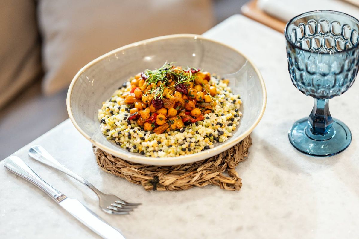 Tagine de Legume cu Naut si Caise Uscate Insotit de Cus Cus Aromatizat cu Menta